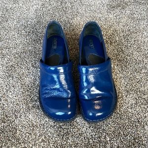 Born shoes, clogs
